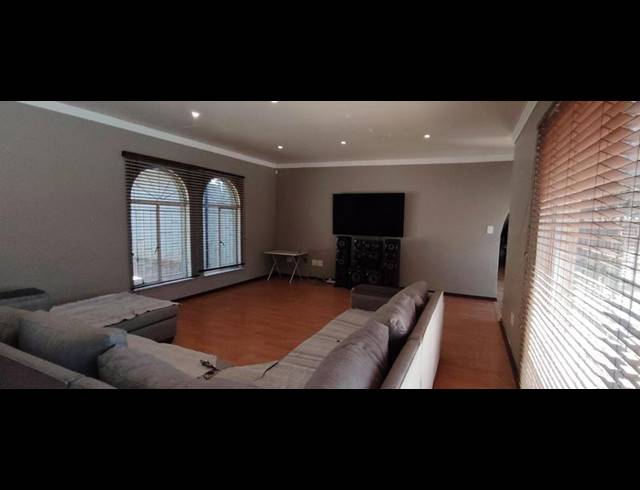 4 BEDROOM HOUSE FOR SALE IN OAKDENE